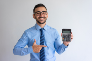 homem de negócios apontando uma calculadora