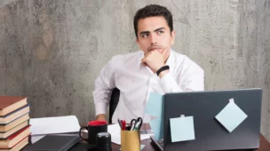 homem pensando em abrir empresa no Brasil.