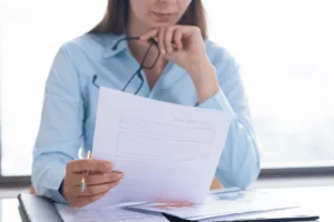 mulher com documento CNPJ