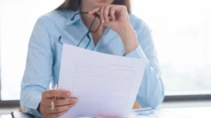 mulher com documento CNPJ