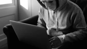 Homem aplicando o golpe do boleto na internet