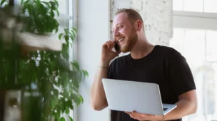homem falando ao telefone