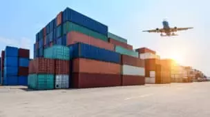 contêineres e avião