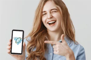 mulher apresenta nota fiscal eletronica de servico