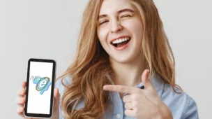 mulher apresenta nota fiscal eletronica de serviçocapa