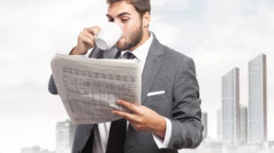 Executivo lendo jornal