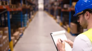 Homem confere estoque