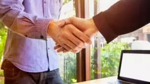 clm dois homens de negocios apertando as maos