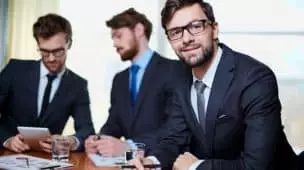 clm executivo bem vestido com colegas de trabalho de fundo