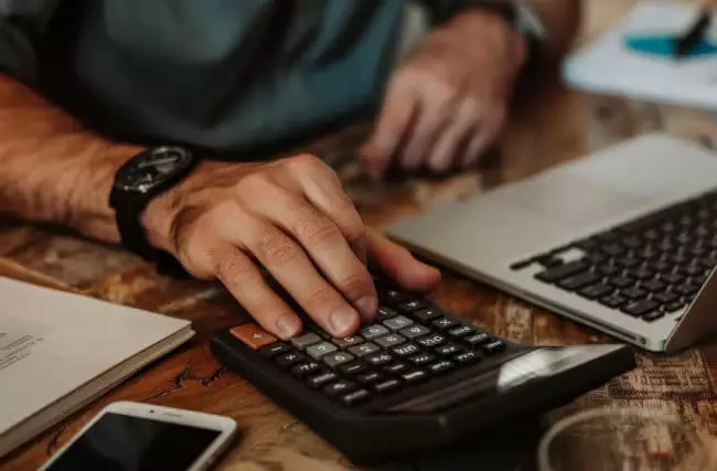 Como calcular o ICMS-ST nas transferências de mercadorias de uma empresa?